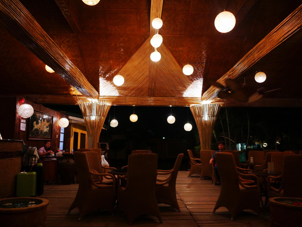 ดาวน์ไลท์ LED จัดแสงในร้านอาหาร