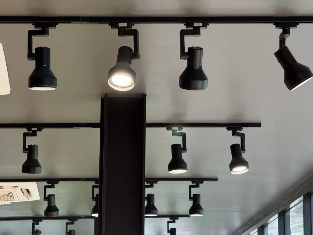 เลือก Magnetics Track Light